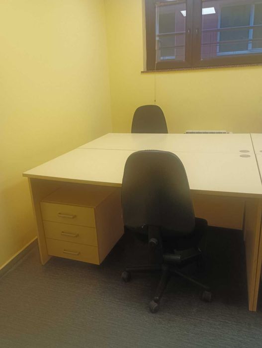 Предлагат се 10 бр. бюра  с контейнери и столове, заедно или поотделно