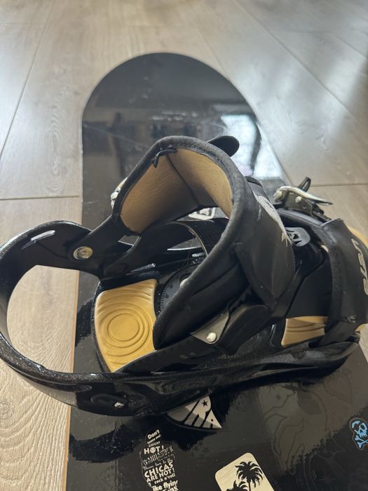 Сноуборд продам крпелние +борд + ботинки