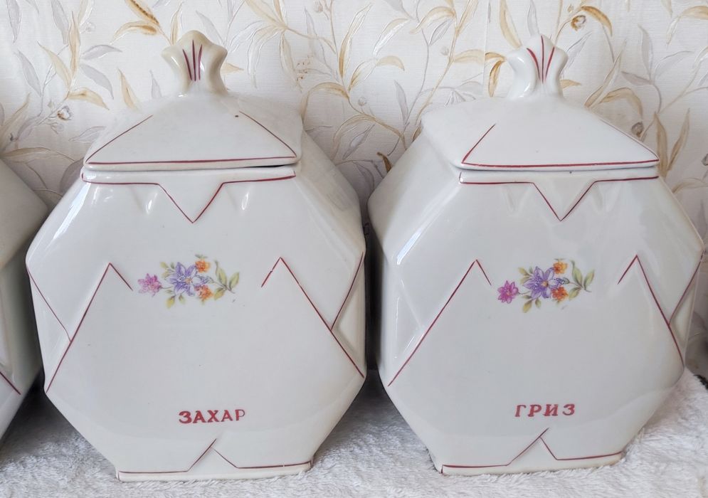 Порцеланови буркани за подправки. От два сервиза, за допълване.
