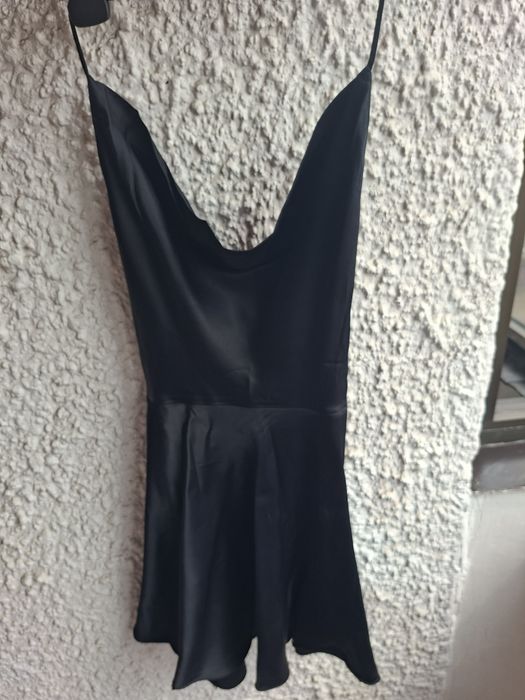 Черна сатенена рокля Zara