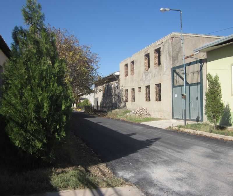 Продается 2-х этажный дом и одноэтажное здание.