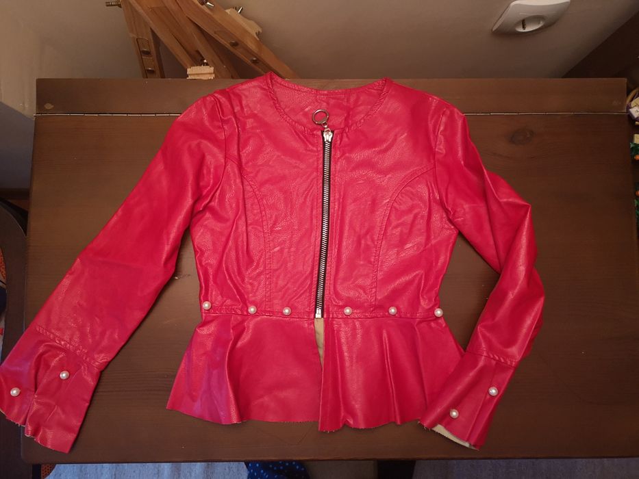 Детско кожено яке в червено с перли 120 см