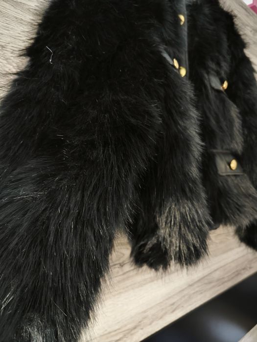 Два броя черно и бежаво пухено кожухче