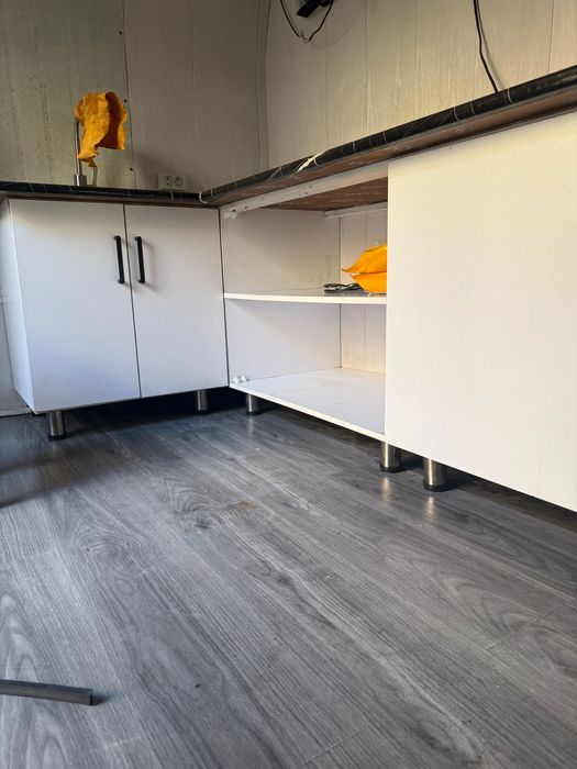 Готовый оборудованный фудтрак с мебелью