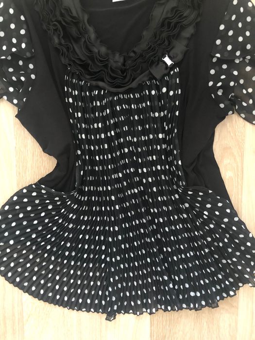 Bluza neagră cu buline albe