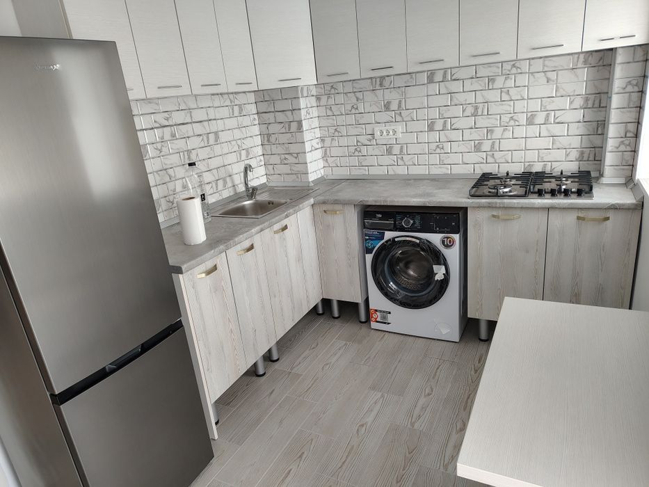 Apartament de 65 mp cu 2 camere și 2 balcoane, semidecomandat, etaj 3