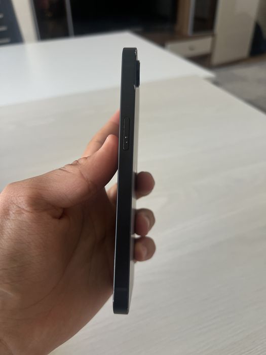 продам IPhone 16e