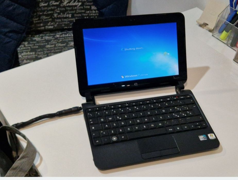 Laptop fara accesorii, doar încărcător