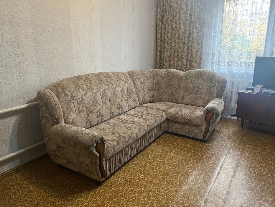 Продам угловой диван и кресло