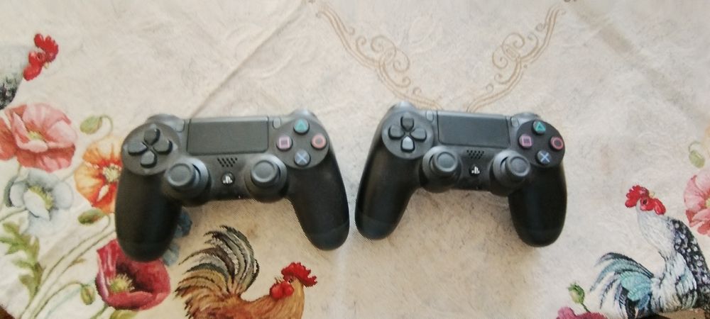 PS4 със кабели и 2 джойстика и 4 игри