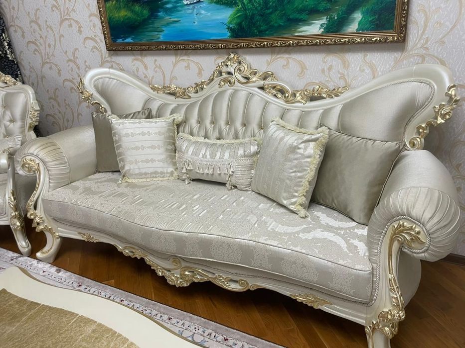 Продается диван с двумя креслами