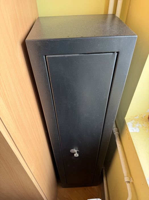 Dulap 6 arme interior roșu cu negru