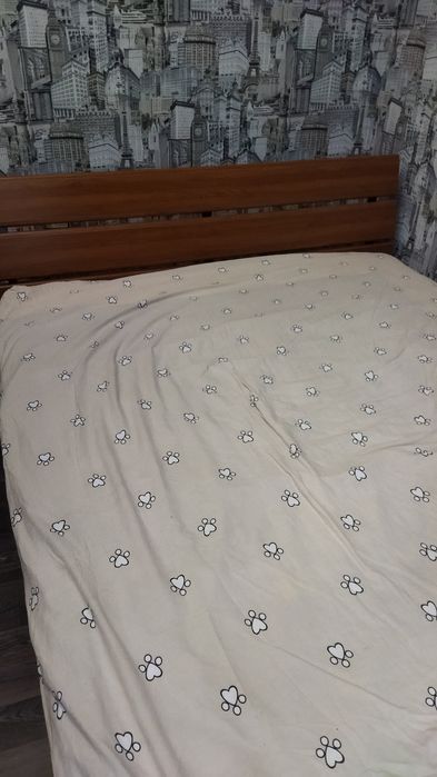 Продам кровать с деревянным изголовьем