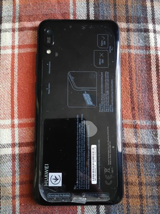 Telefon Huawei Y6 2019 cu folie pe ecran și spate