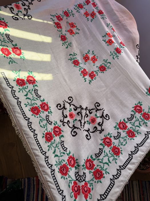 Fata de masa cu broderie manuala