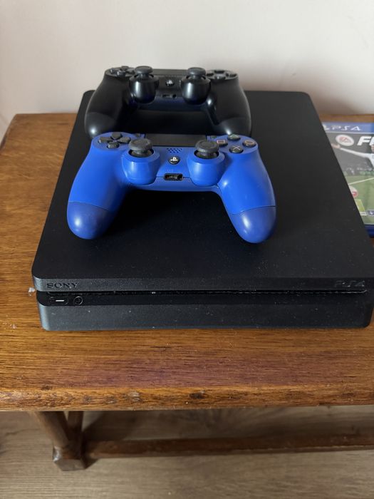 Vand PS4 +2 manete