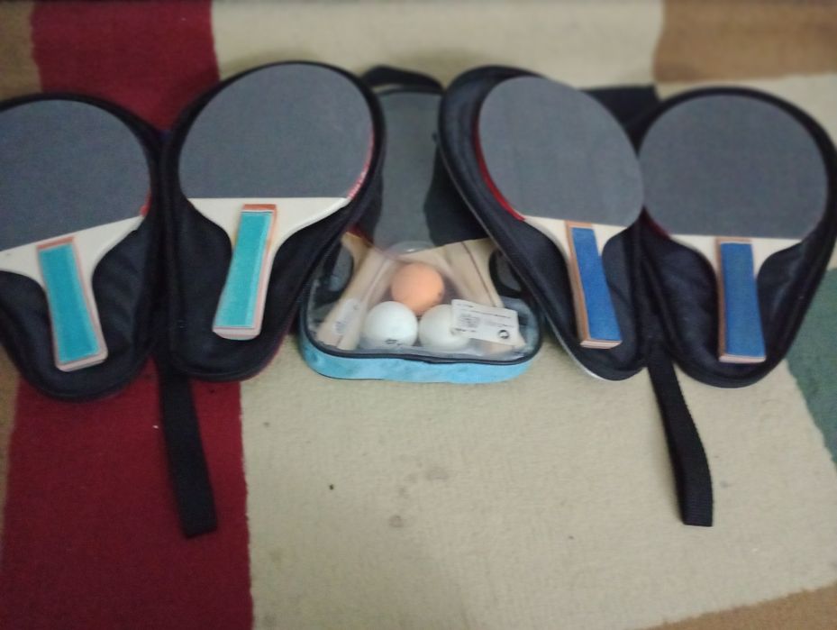 Set Palete Tenis de Masă/Ping Pong plus 3 mingii de rezervă cadou