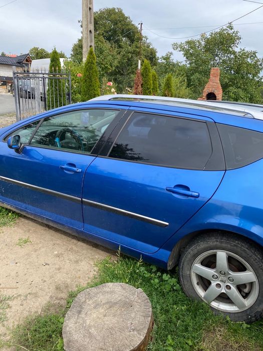 Peugeout 407.