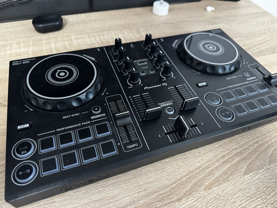Vând consolă Pioneer DDJ200 în stare bună fără defecte ascunse.