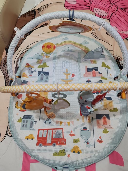 Centru de joaca pliabil cu sezlong si model urban pentru 0-12 luni