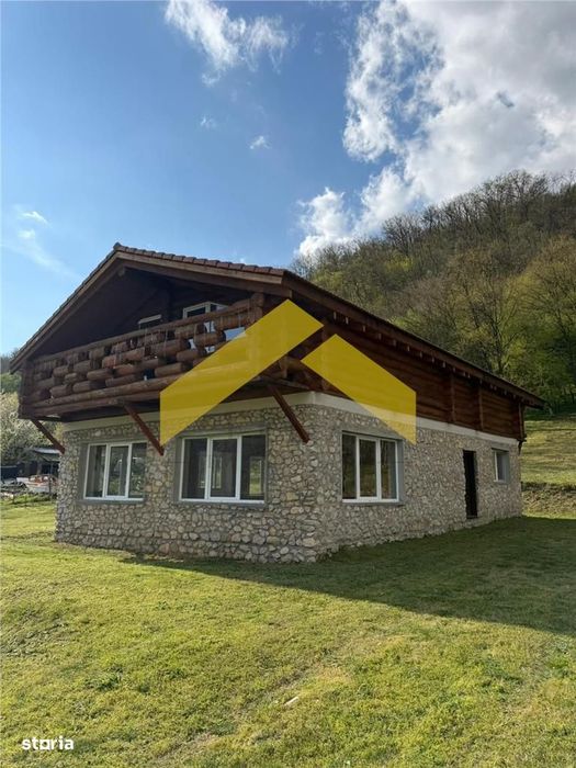 Cabana din piatra de codru si busteni pe Clisura Dunarii, Caraș-S