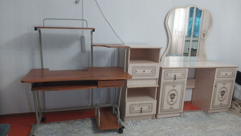 Компьютерный стол,екі тумба,бір трюмо