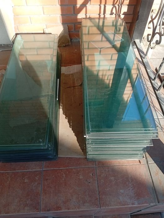 Красный пуфики ибелыи стол стекляные полки