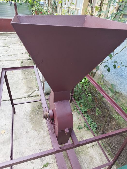 Moară cu ciocanele pentru cereale/ ardei boia pe cadru metalic