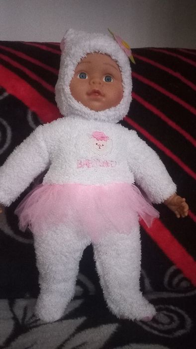 Bebelus îmbrăcat în oita