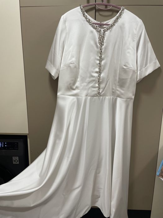 Разкроена бяла рокля 46 размер