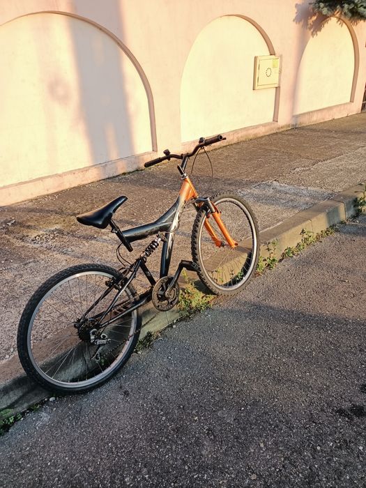 Vînd Bicleta de downhill sau de plimbări prin orasi sau pădure