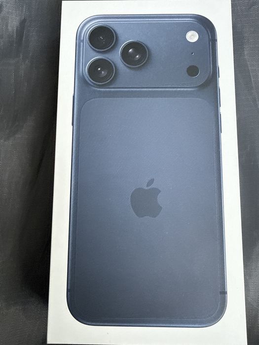 Продавам iPhone 17 pro max blue 256gb. Нов, гаранция до 2028г.