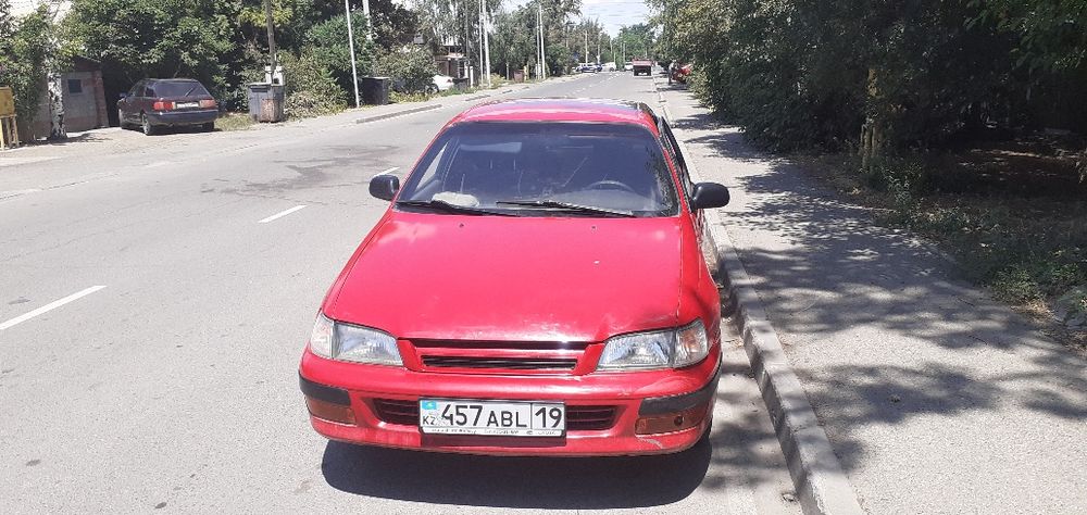 Продам машину тайота карина е