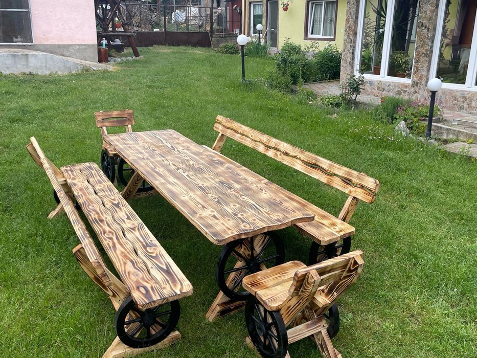 Mese , balansoare rustice din bile de brad