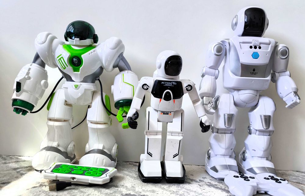 Lot jucării băieți – roboți, tancuri și mașinuțe