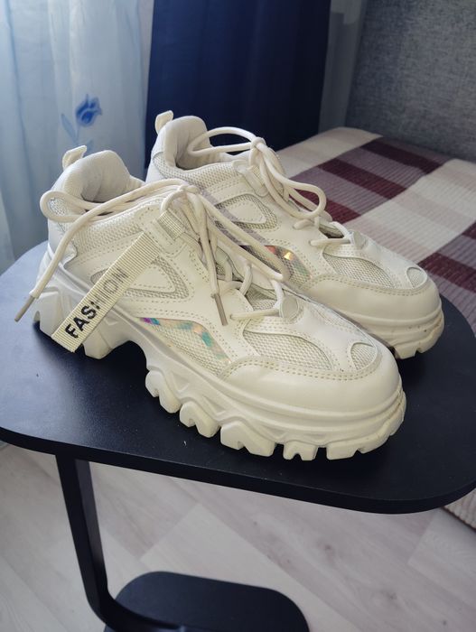 Кроссовки женские.