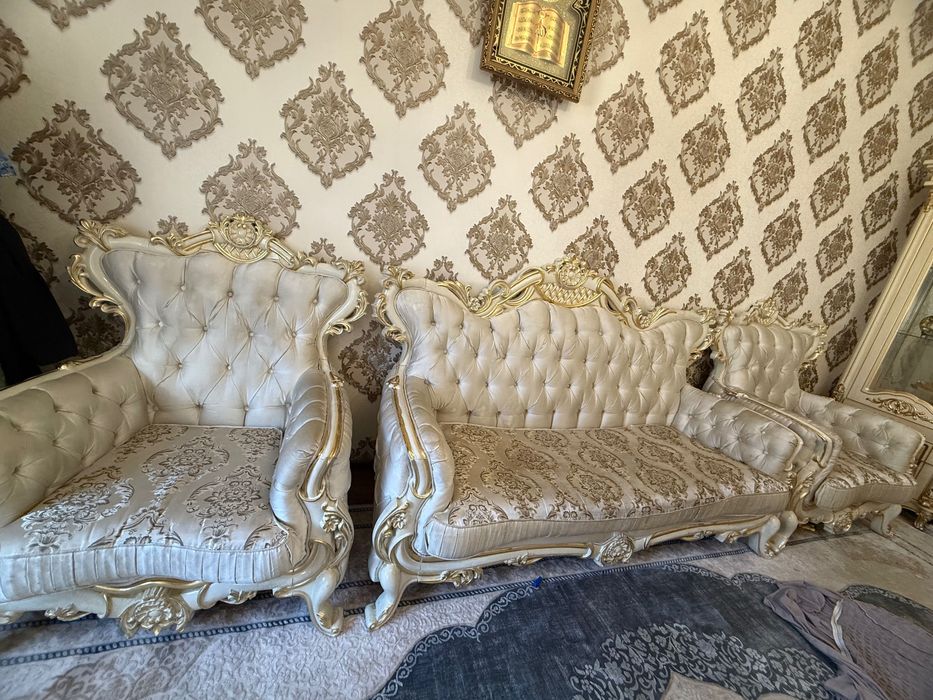 Роскошный комплект мягкой мебели в классическом стиле (Барокко)