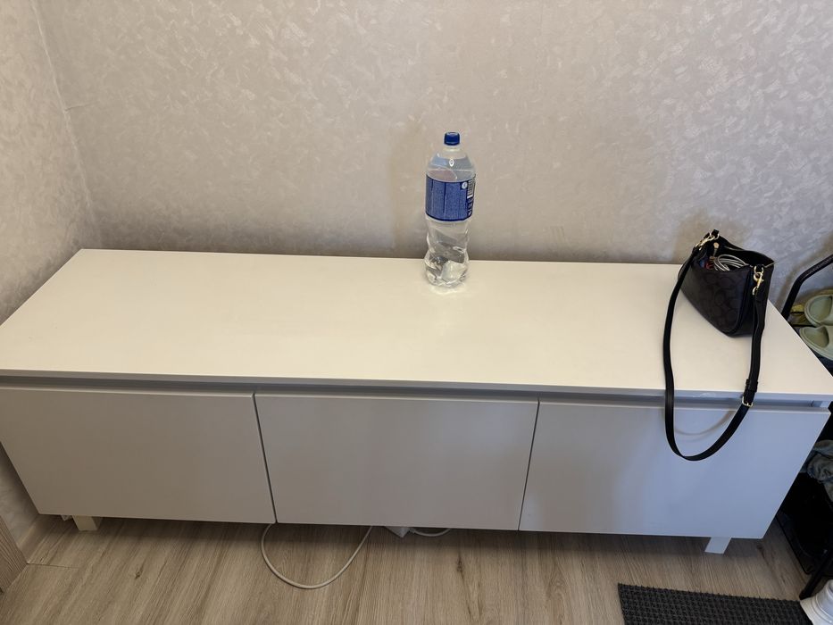 Тумбк под телевизор