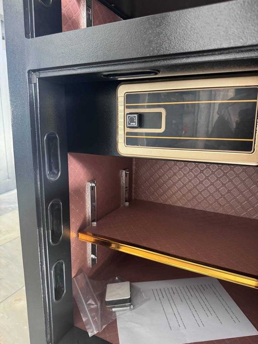 большой сейф для дома и офиса/ крепиться на стекну/ внутри настоящая