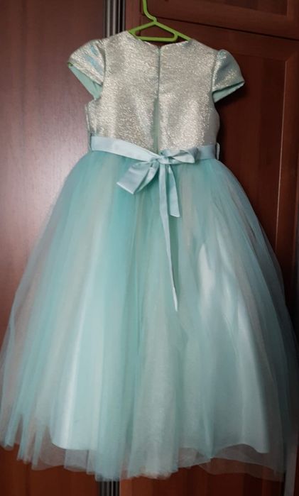 Продам платье на девочку 5-6 лет