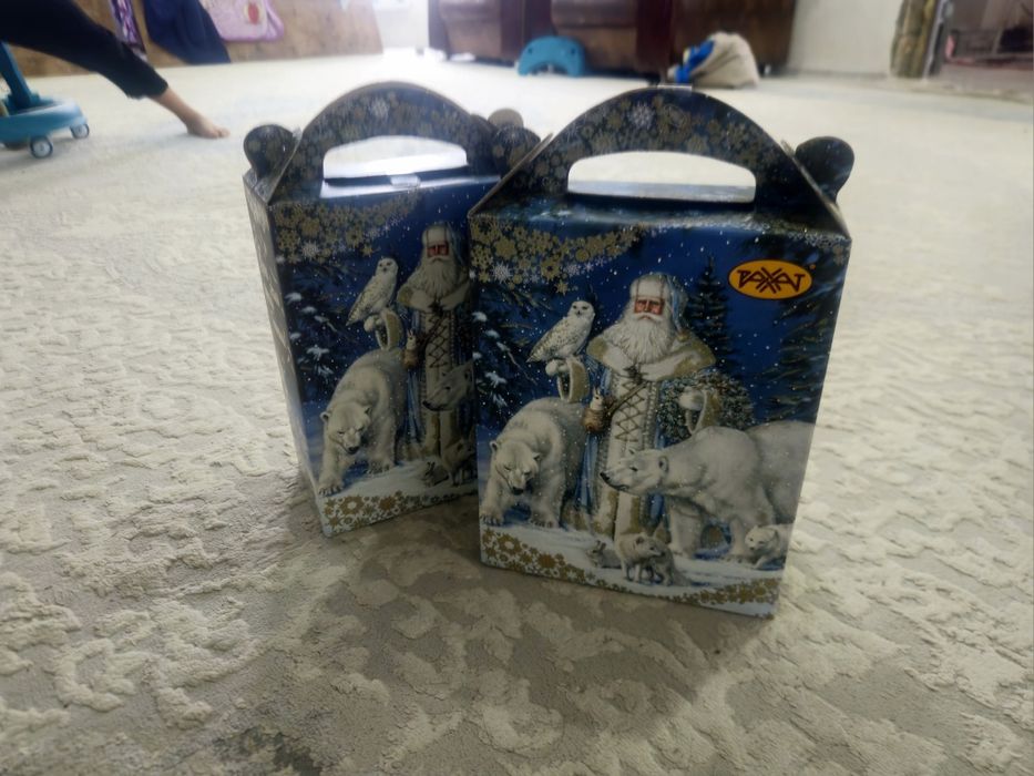 Новогодний подарок, коробка сладостей