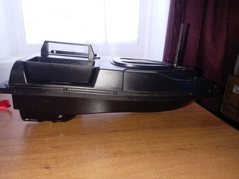 Закормочный катер.