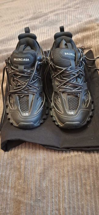 Vând sneakers Balenciaga Track, culoare negru, în stare foarte buna