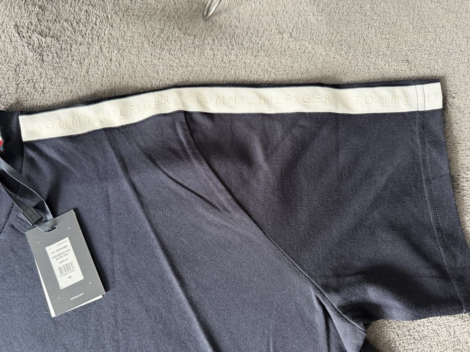 Tommy Hilfiger tricou bleumarin cu banda alba pe umeri M nou original