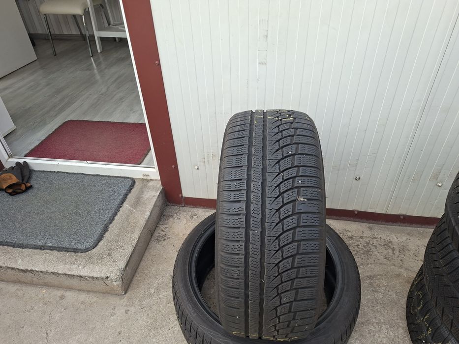 175 lei bucata! Anvelope M+S/IARNA 225 40 r19 Nokian si 225 40 r19 Pirelli