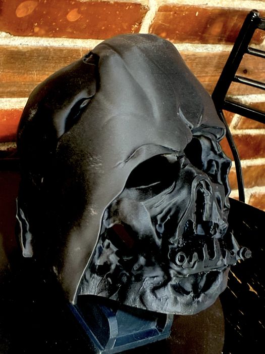 Star Wars. Разтопения шлем от кладата на Darth Vader