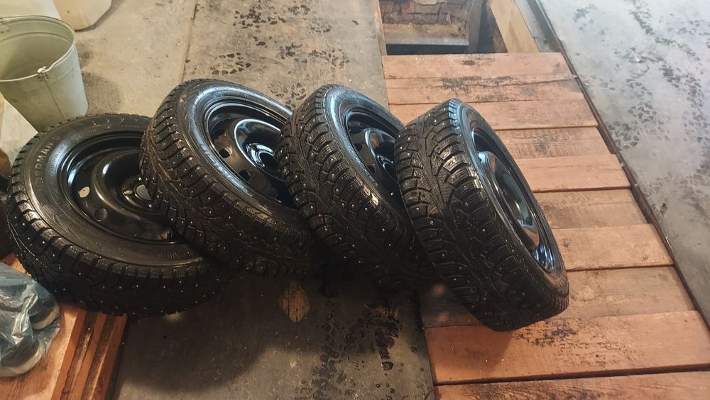Продам  комплект  резину с дисками