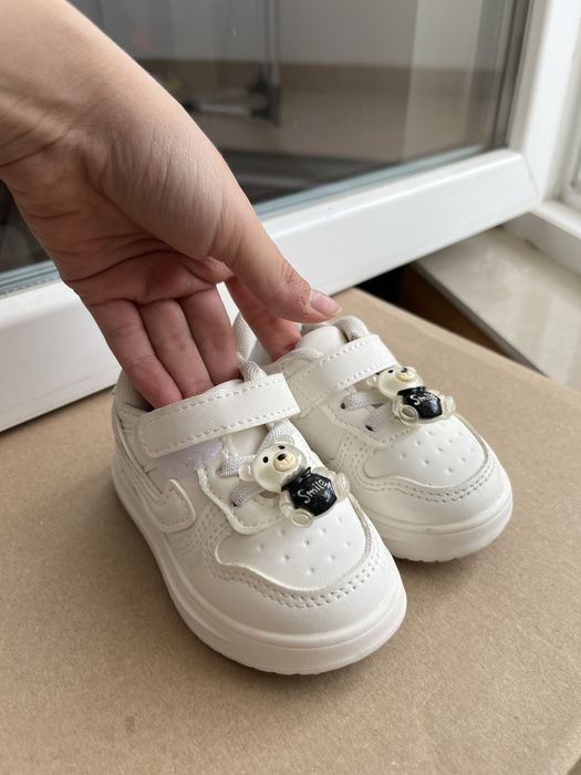 Pantofi sport pt copii marimea 20 albi cu accesoriu ursuleț