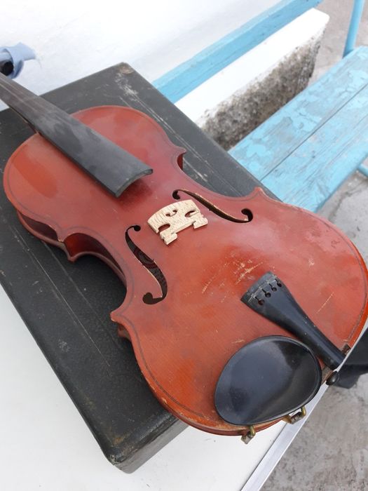 Скрипка коричневая