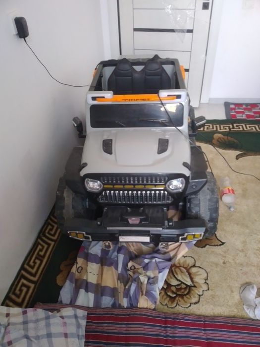 Bolalar moshinasi sotiladi